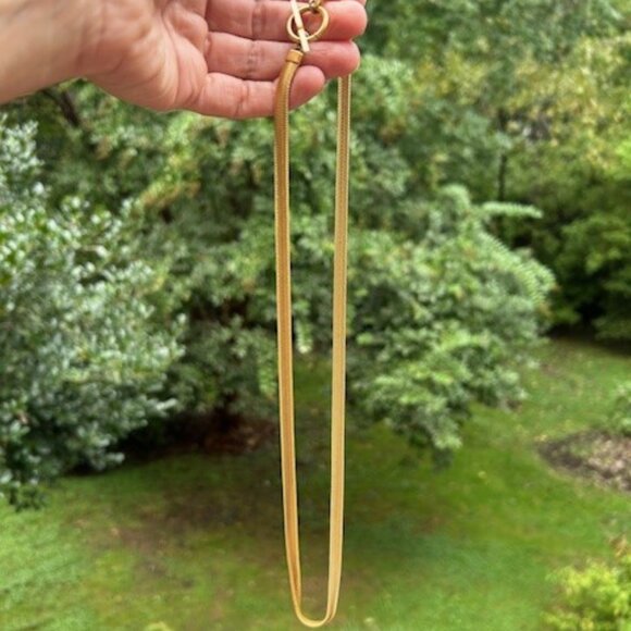 ANNE KLEIN Flat Gold Herringbone Snake Like Toggle Clasp NECKLACE - Picture 3 of 7